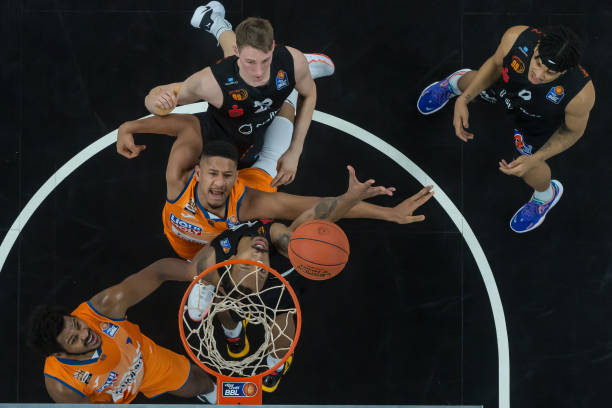 队伍通过更 队伍通过更