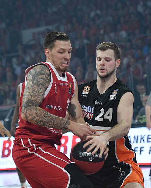 其背后更深 其背后更深